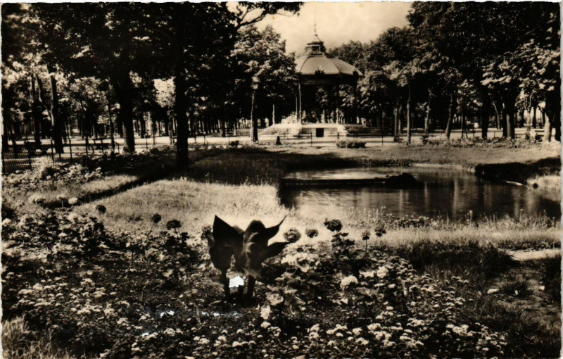 Carte postale ancienne Valence-sur-Rhone - Le Champ de Mars à Valence