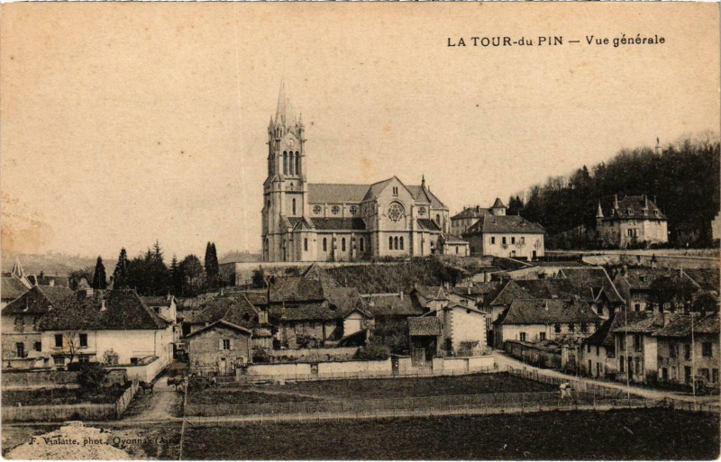 Carte postale ancienne La Tour du Pin - Vue générale à La Tour-du-Pin