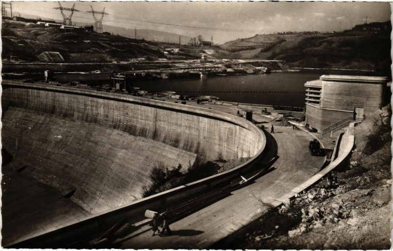 Carte postale ancienne Génisait - Route et ue d'ensemble du Barrage