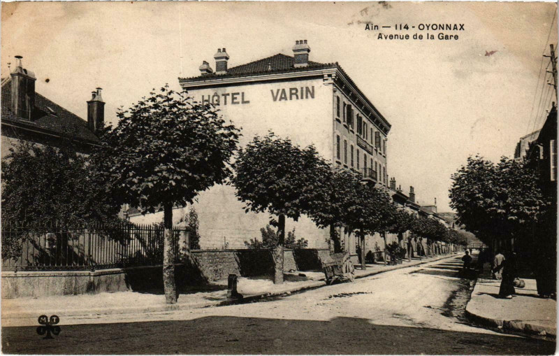 Carte postale ancienne Oyonnax - Avenue de la Gare à Oyonnax