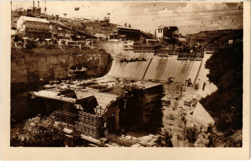 Carte postale ancienne Barrage et Usine de Genissiat achevement