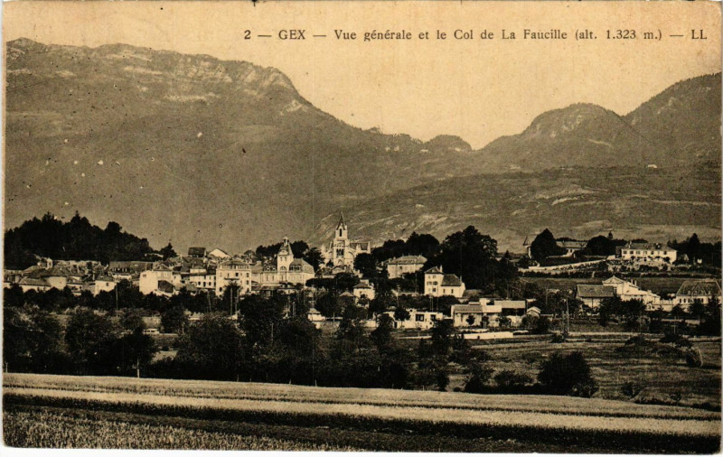 Carte postale ancienne Gex Vue génerale et le Col de La Faucille à Gex