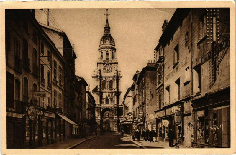 Carte postale ancienne Bourg en Bresse Rue et Eglise Notre Dame à Bourg-en-Bresse
