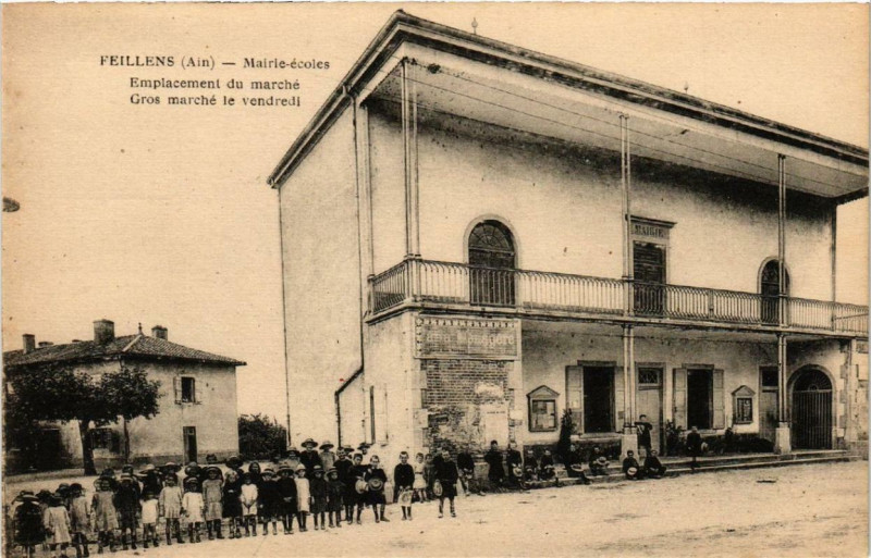 Carte postale ancienne Feillens Mairie Ecoles Emplacement du marche à Feillens