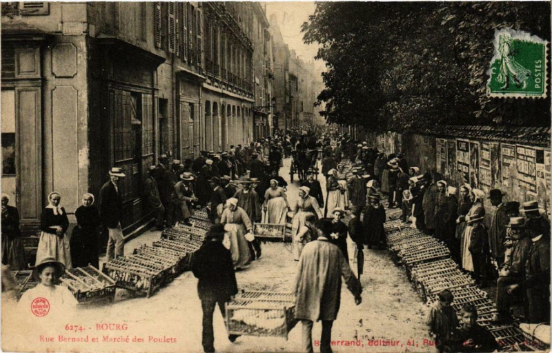 Carte postale ancienne Bourg Rue Bernard et Marche es Poulets