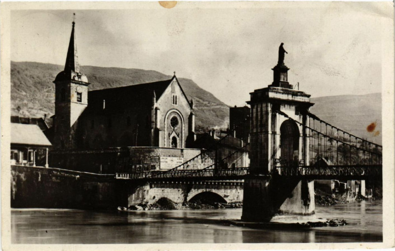 Carte postale ancienne Seyssel Le Pont et l' Eglise à Seyssel