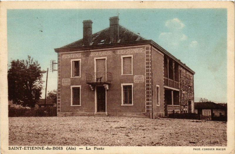 Carte postale ancienne Saint-Etienne-du-Bois La Poste à Saint-Étienne-du-Bois