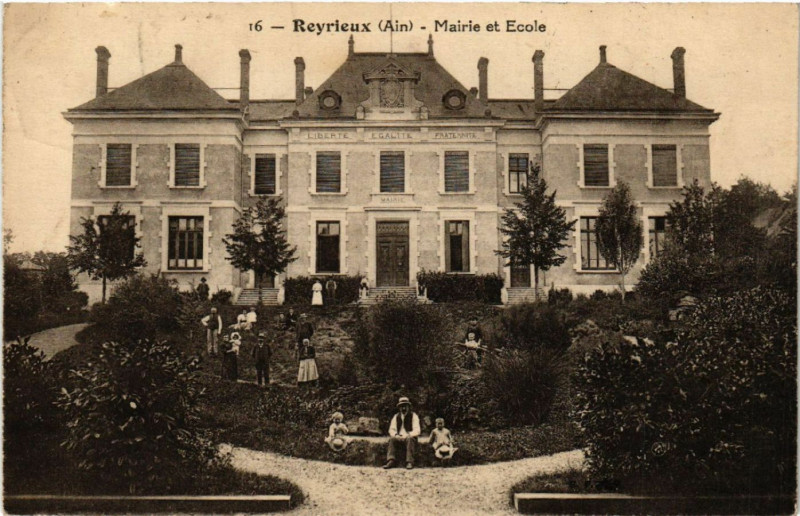 Carte postale ancienne Reyrieux Mairie et Ecole à Reyrieux