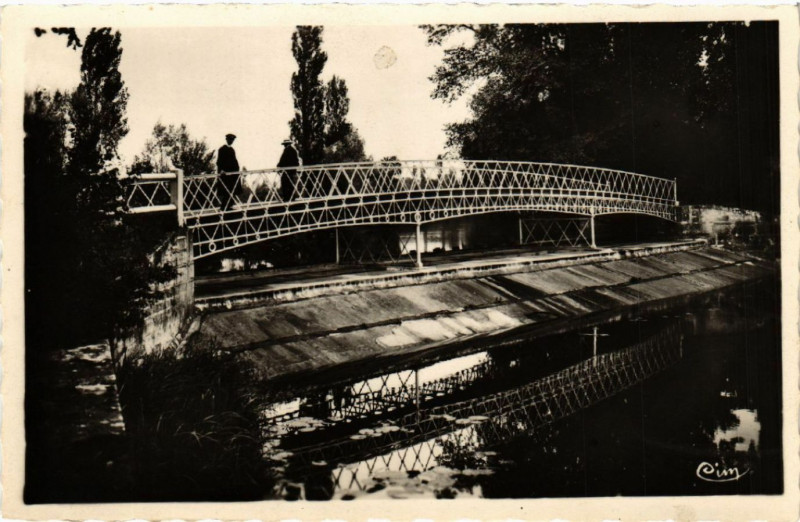 Carte postale ancienne Pont-de-Veyle La Veyle le Parc et le Barrage à Pont-de-Veyle