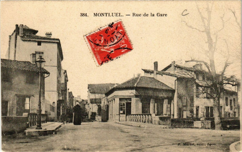 Carte postale ancienne Montluel Rue de la Gare à Montluel
