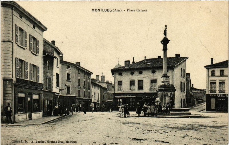 Carte postale ancienne Montluel Place Carnot à Montluel