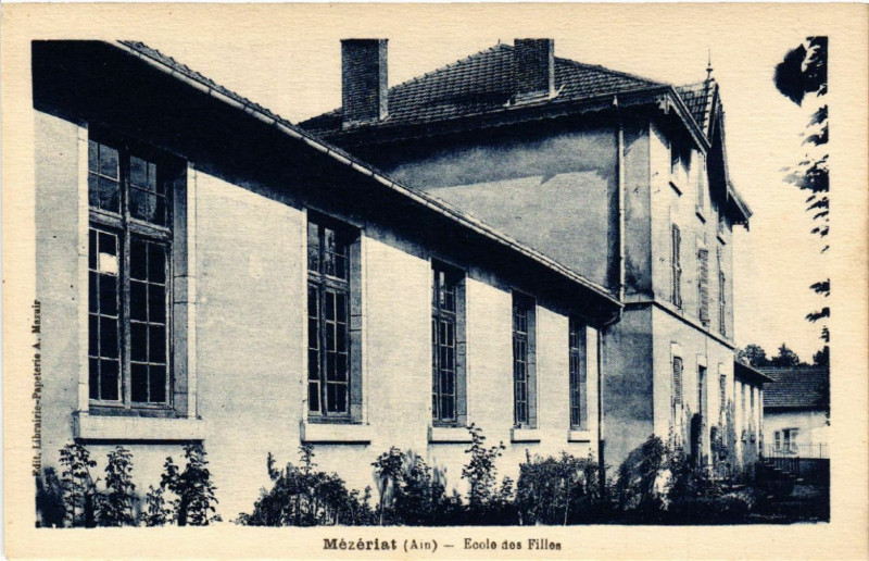 Carte postale ancienne Mezeriat Ecole des Filles à Mézériat