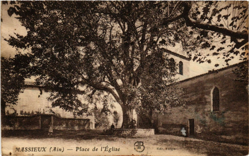 Carte postale ancienne Place de l'Eglise à Massieux