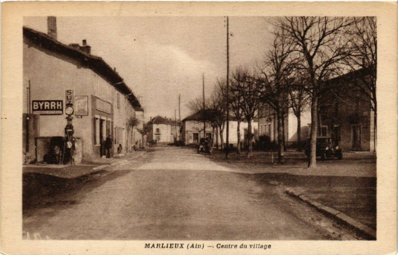 Carte postale ancienne Marlieux Centre du Village à Marlieux