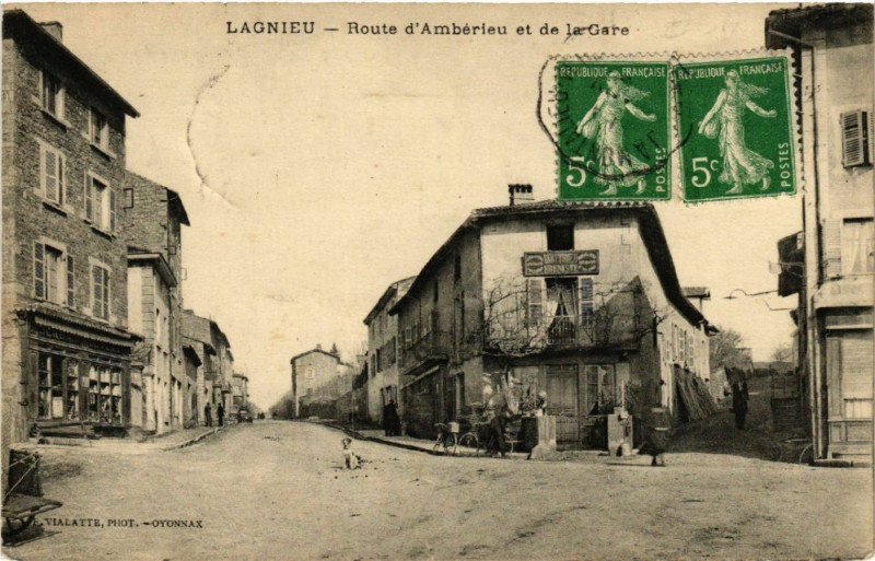 Carte postale ancienne Lagnieu Route d'Ambérieu et de la Gare à Lagnieu