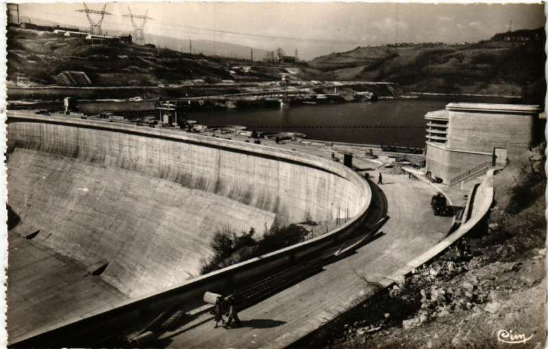 Carte postale ancienne Genissiat Route et Vue d'ensemble du Barrage