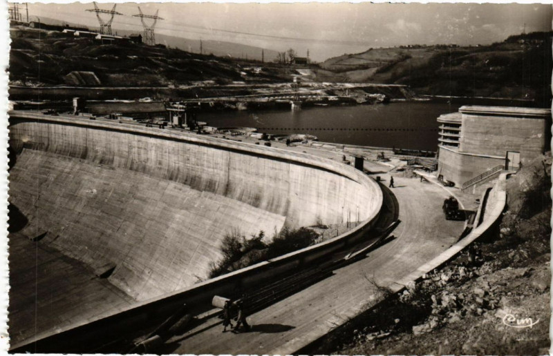 Carte postale ancienne Genissiat Route et vue d'ensemble du Barrage
