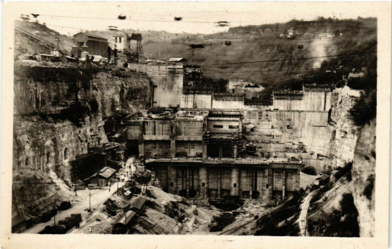 Carte postale ancienne Genissiat Barrage et Usine vue Aval