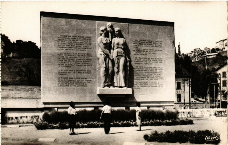 Carte postale ancienne Genissiat Barrage Monument commémoratif