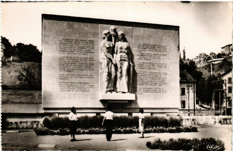 Carte postale ancienne Genissiat Barrage Monument commémoratif