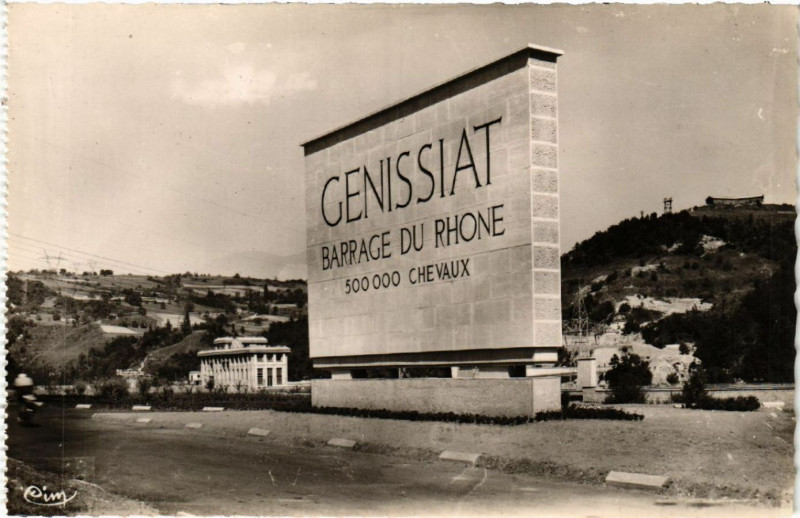 Carte postale ancienne Genissiat Barrage Monument commémoratif