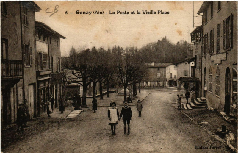 Carte postale ancienne Genay La Poste et la Vieille Place