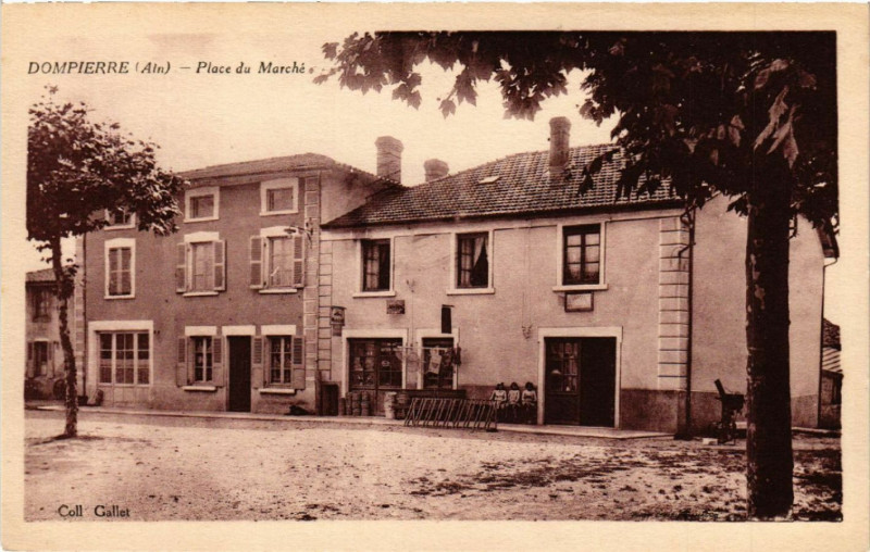 Carte postale ancienne Dompierre Place du Marché