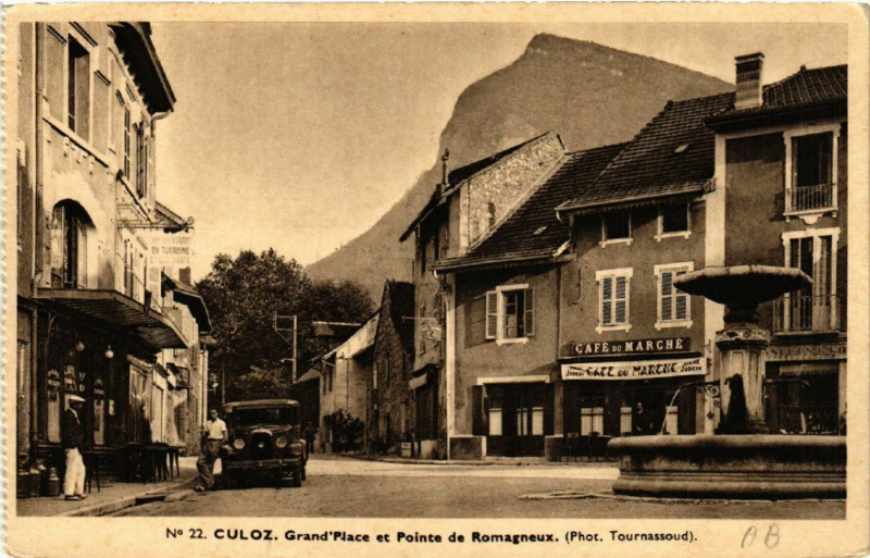 Carte postale ancienne Culoz Grand'Place et Pointe de Romagneux à Culoz