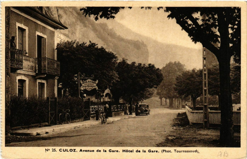 Carte postale ancienne Culoz Avenue de la Gare Hotel de la Gare à Culoz