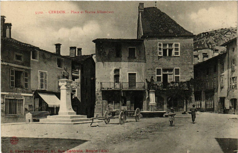Carte postale ancienne Cerdon Place et Statue Allombert à Cerdon
