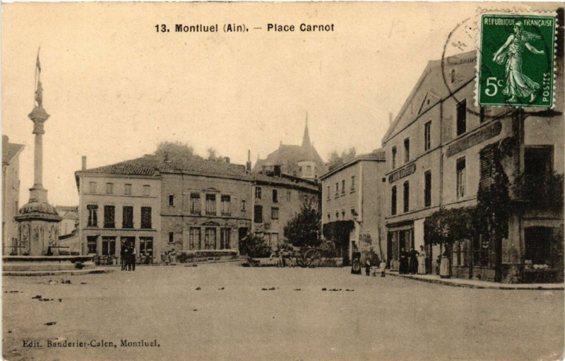 Carte postale ancienne Montluel Place Carnot à Montluel