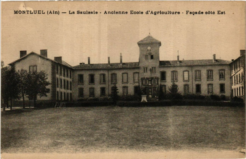 Carte postale ancienne Montluel La Saulsaie Ancienne Ecole d'Agriculture à Montluel