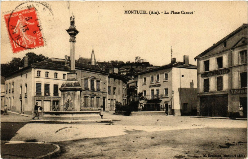 Carte postale ancienne Montluel La Place Carnot à Montluel