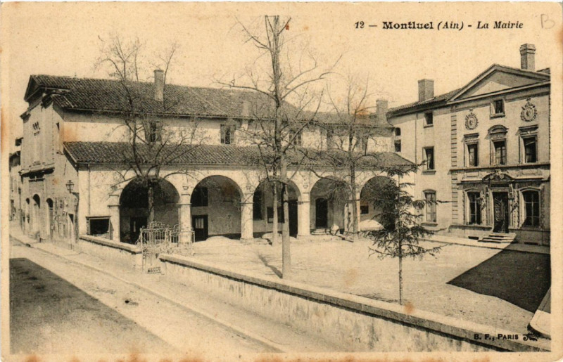 Carte postale ancienne Montluel La Mairie à Montluel