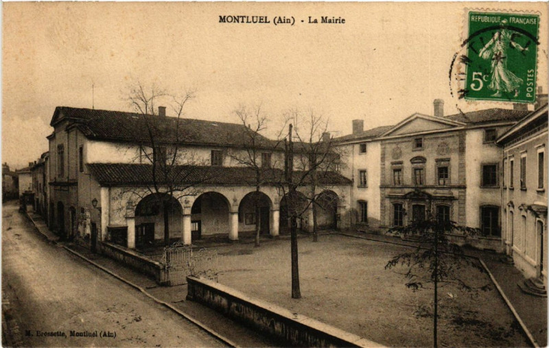 Carte postale ancienne Montluel La Mairie à Montluel
