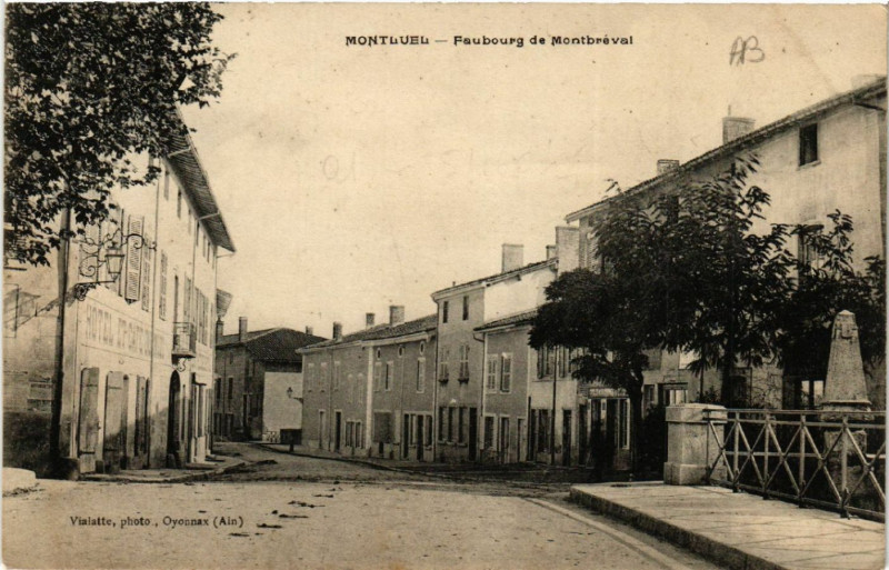 Carte postale ancienne Montluel Faubourg de Montbréval à Montluel