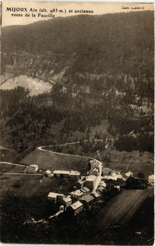 Carte postale ancienne Mijoux et ancienne route de la Faucille Vue à Mijoux