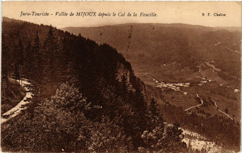 Carte postale ancienne Mijoux Jura-Touriste Vallée de Mijoux à Mijoux