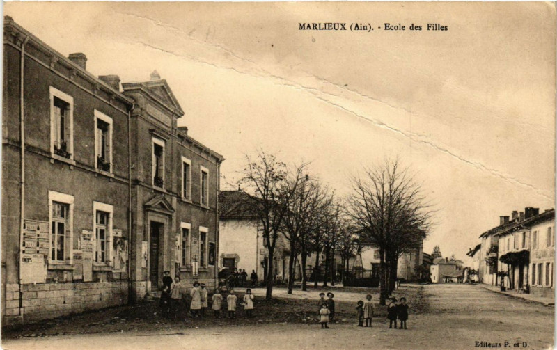 Carte postale ancienne Marlieux Ecole des Filles Breaks à Marlieux