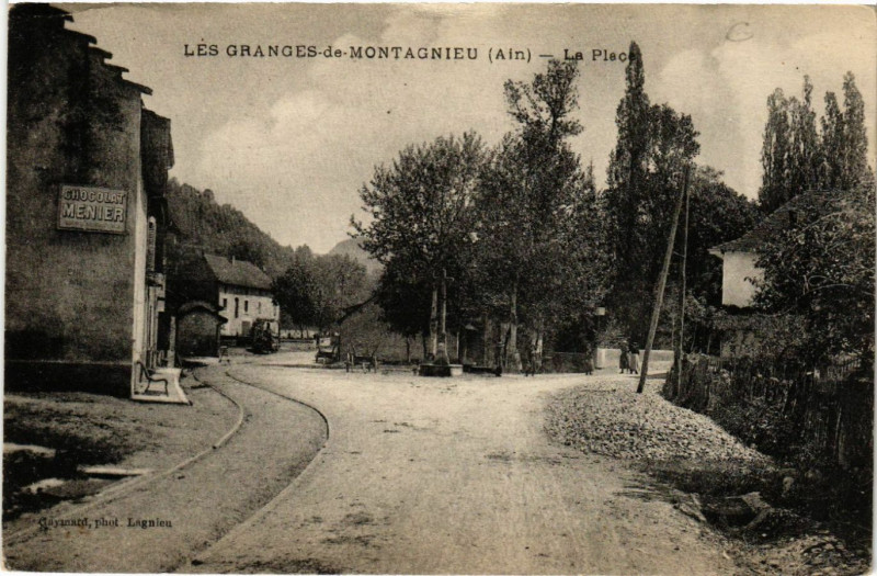 Carte postale ancienne Les Granges-de-Montagnieu La Place à Montagnieu
