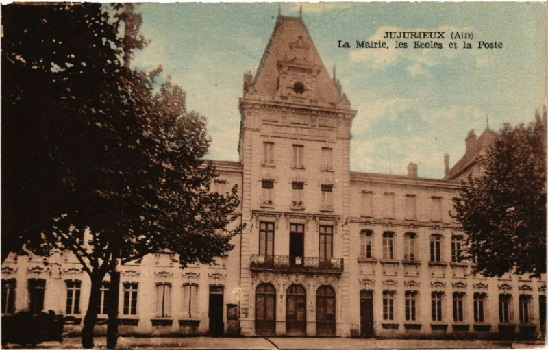 Carte postale ancienne Jujurieux La Mairie les Ecoles et la Poste à Jujurieux