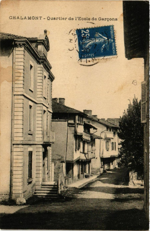Carte postale ancienne Chalamont Quartier de l'Ecole de Garcons à Chalamont