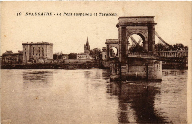 Carte postale ancienne Beaucaire Le Pont suspendu et Tarascon