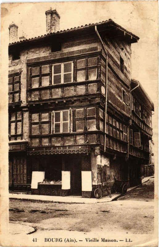 Carte postale ancienne Bourg Vieille Maison