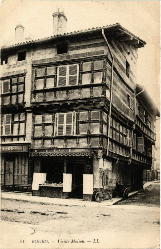 Carte postale ancienne Bourg Vieille Maison