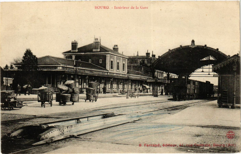 Carte postale ancienne Bourg Interieur dela Gare