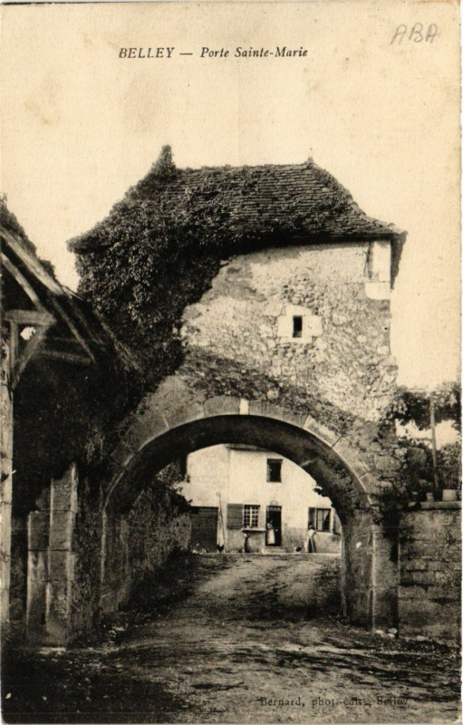 Carte postale ancienne Belley Porte Sainte-Marie à Belley