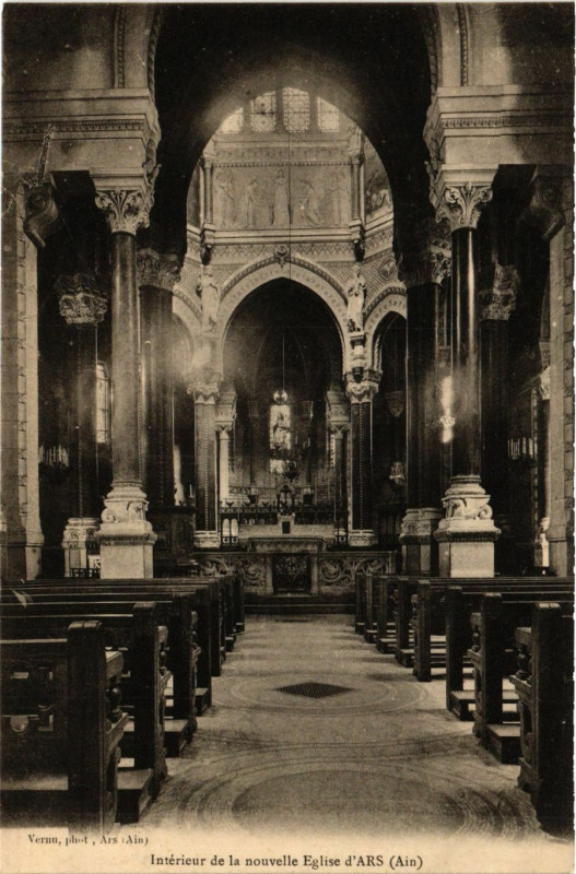 Carte postale ancienne Ars Interieur de la nouvelle Eglise d'Ars
