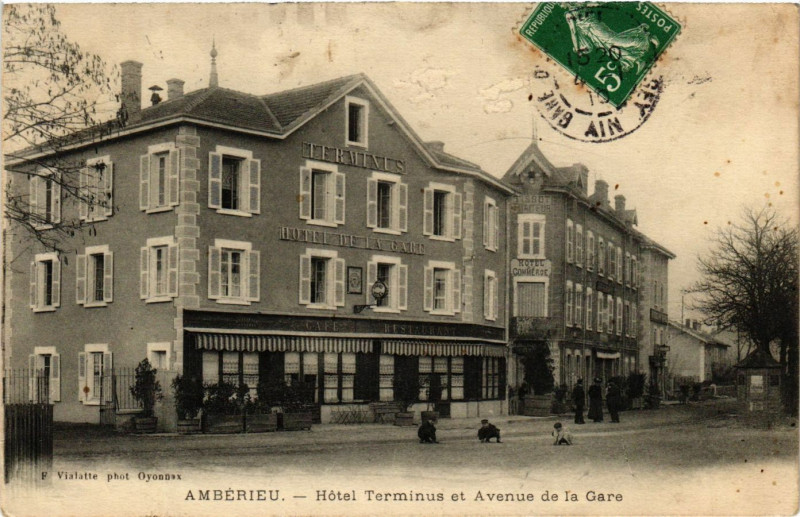 Carte postale ancienne Amberieu Hotel Terminus et Avenue de la Gare
