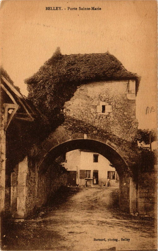 Carte postale ancienne Belley Porte Sainte-Marie à Belley